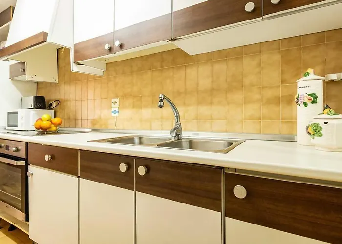 Mare Nostrum Junto A La Marina